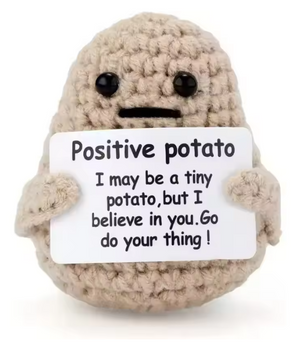 Gehaakte Koffiepop met Kaart – Humoristisch Emotioneel Support Bureau Ornament