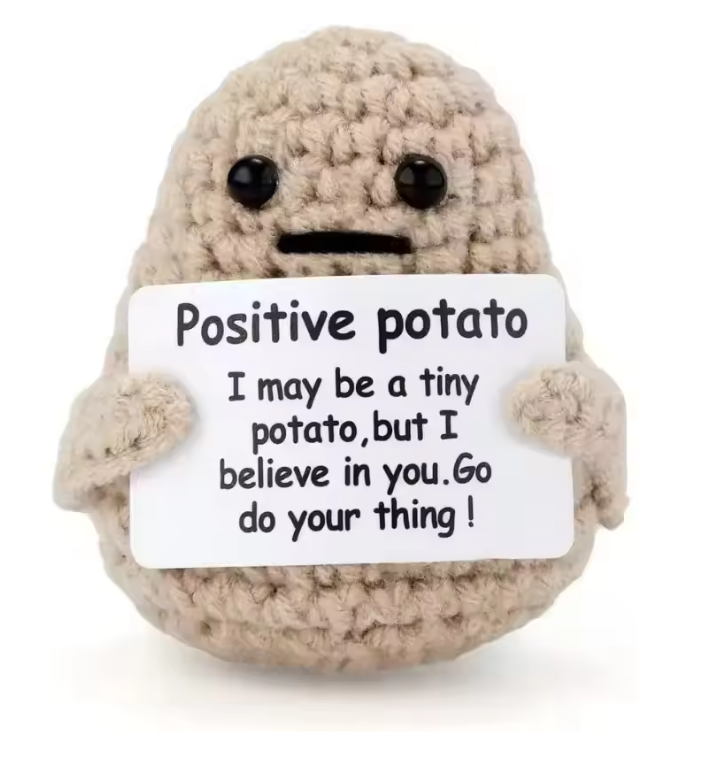 Gehaakte Koffiepop met Kaart – Humoristisch Emotioneel Support Bureau Ornament