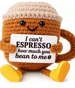 Gehaakte Koffiepop met Kaart – Humoristisch Emotioneel Support Bureau Ornament