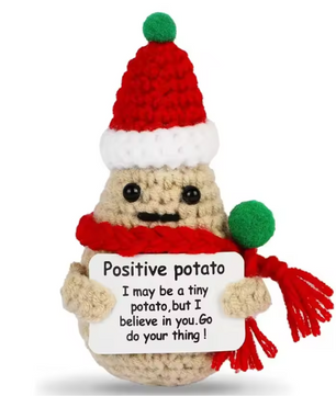 Gehaakte Koffiepop met Kaart – Humoristisch Emotioneel Support Bureau Ornament