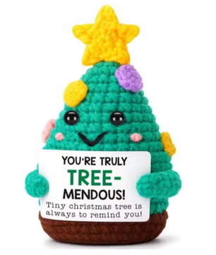 Gehaakte Koffiepop met Kaart – Humoristisch Emotioneel Support Bureau Ornament