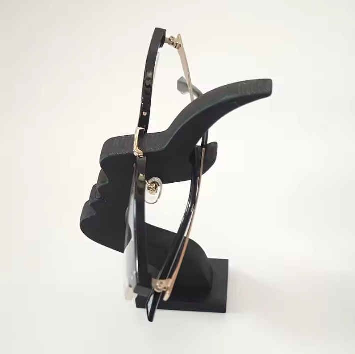 Minimalistische Brilhouder met Gebogen Vorm – Stijlvolle Bureau- en Nachtkastdecoratie