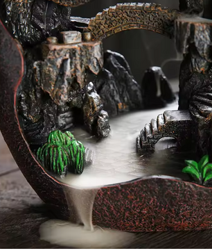 Backflow Wierookhouder met Rookwaterval – Resin Berglandschap Decoratie
