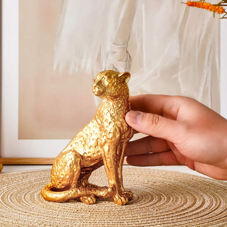 Gouden Luipaard Sculptuur – Luxe Decoratiebeeld voor Bureau en Interieur