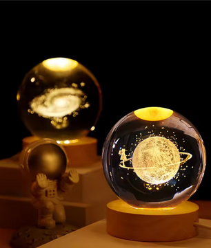 3D Kristallen Bol Decoratie met Zonnestelsel en Astronaut – LED Sfeerlicht