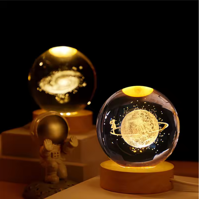 3D Kristallen Bol Decoratie met Zonnestelsel en Astronaut – LED Sfeerlicht