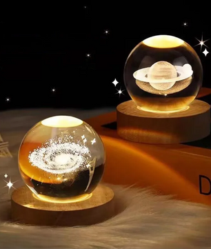 3D Kristallen Bol Decoratie met Zonnestelsel en Astronaut – LED Sfeerlicht