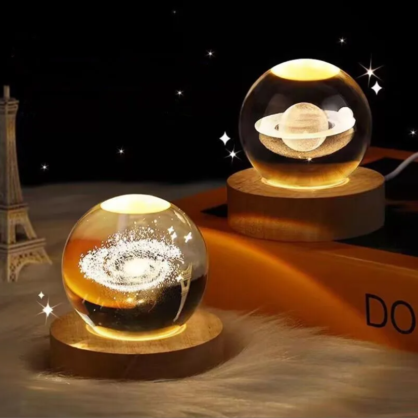 3D Kristallen Bol Decoratie met Zonnestelsel en Astronaut – LED Sfeerlicht