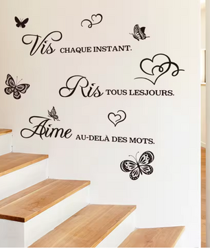 Franse Quote Muursticker – “Vis Ris Aime” Vinyl Wanddecoratie