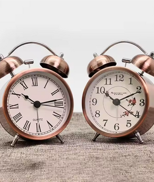 Nordic Retro Metalen Wekker – Minimalistische Bureau- en Nachtkastklok met Verlichting