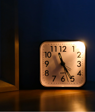 Stille Analoge Wekker – Compacte Nachtkastklok met Snooze en Nachtlicht