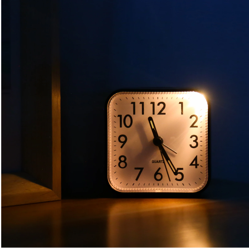 Stille Analoge Wekker – Compacte Nachtkastklok met Snooze en Nachtlicht