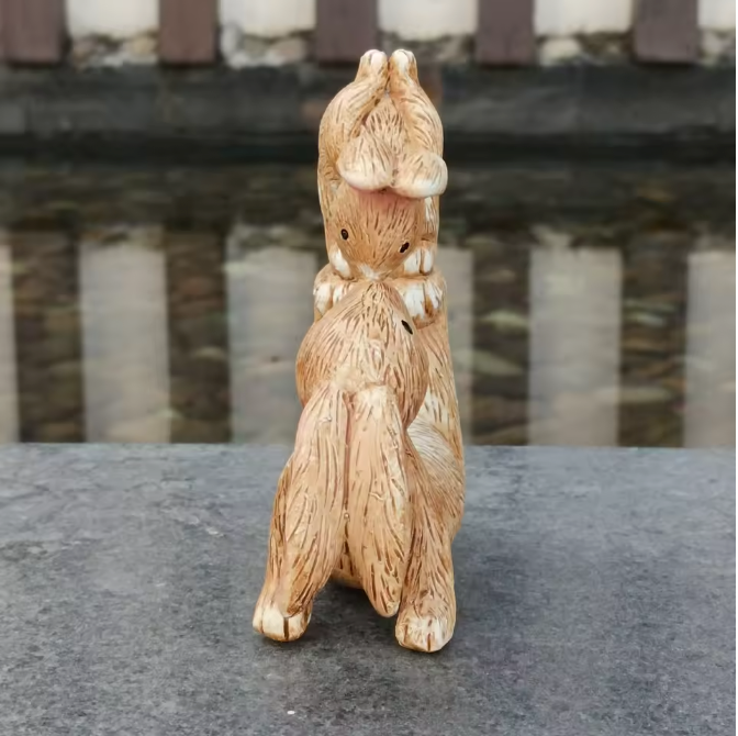 Hars Konijn Tuinbeeld met Kussen – Decoratief Bunny Standbeeld voor Tuin en Interieur