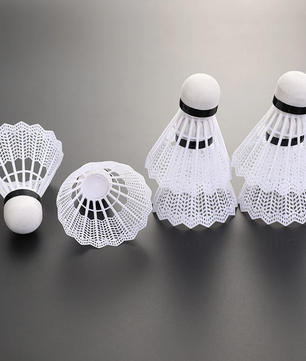 Set van 12 Badminton Shuttlecocks – Lichtgewicht Kunststof Shuttles met Foam Kop voor Training en Recreatie