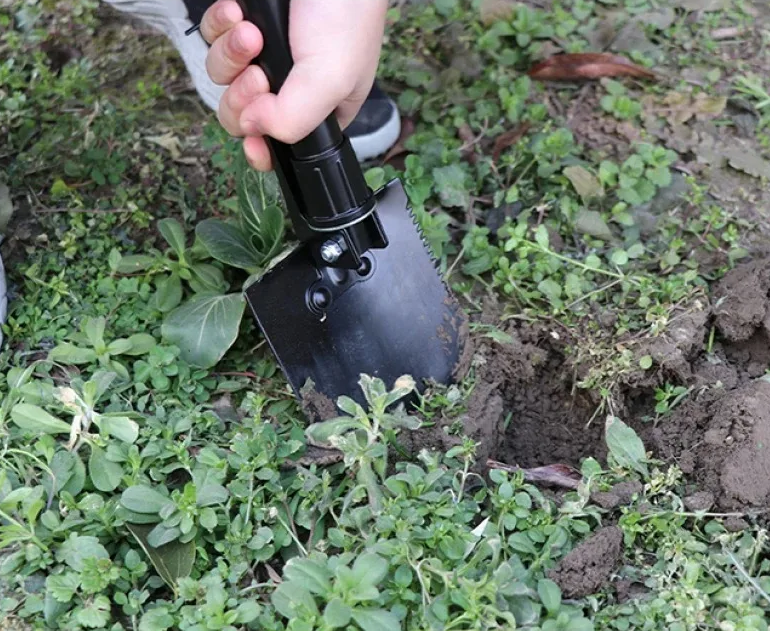Multifunctionele Opvouwbare Schep 4-in-1 – Schop, Pikhouweel en Zaag voor Outdoor en Camping