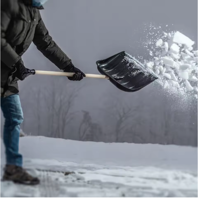 Multifunctionele Sneeuwschep – Stevige Houten Steel, Kunststof Schepblad met Gegalvaniseerde Rand