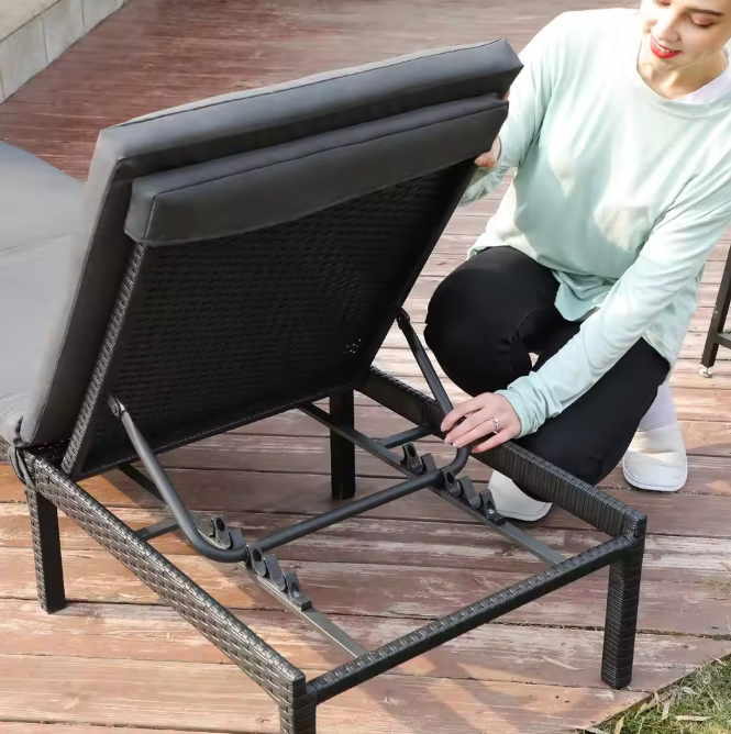 Verstelbare Tuinligstoel met 5 cm Dikke Matras – Rotanlook & Stevig Frame