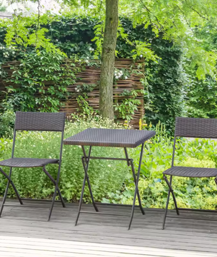 3-delige Opvouwbare Balkonset – Zwarte Tuintafel met 2 Klapstoelen van Metaal & Polyrotan