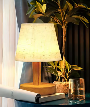 Stoffen Tafellamp – Houten Basis & Warm LED Licht, Modern Japans Design