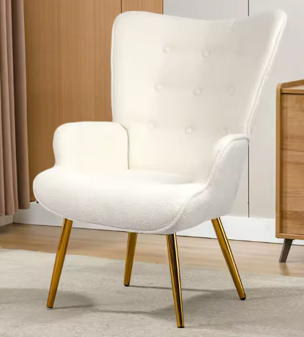 Fauteuil met Kruk – Witte Lamswollen Bekleding & Gouden Poten, Modern en Comfortabel