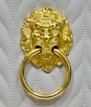 Set van 2 Luxe Eetkamerstoelen – PU Leer met Gouden Leeuwenkop Trekring – Hoge Getufte Rugleuning & Metalen Poten