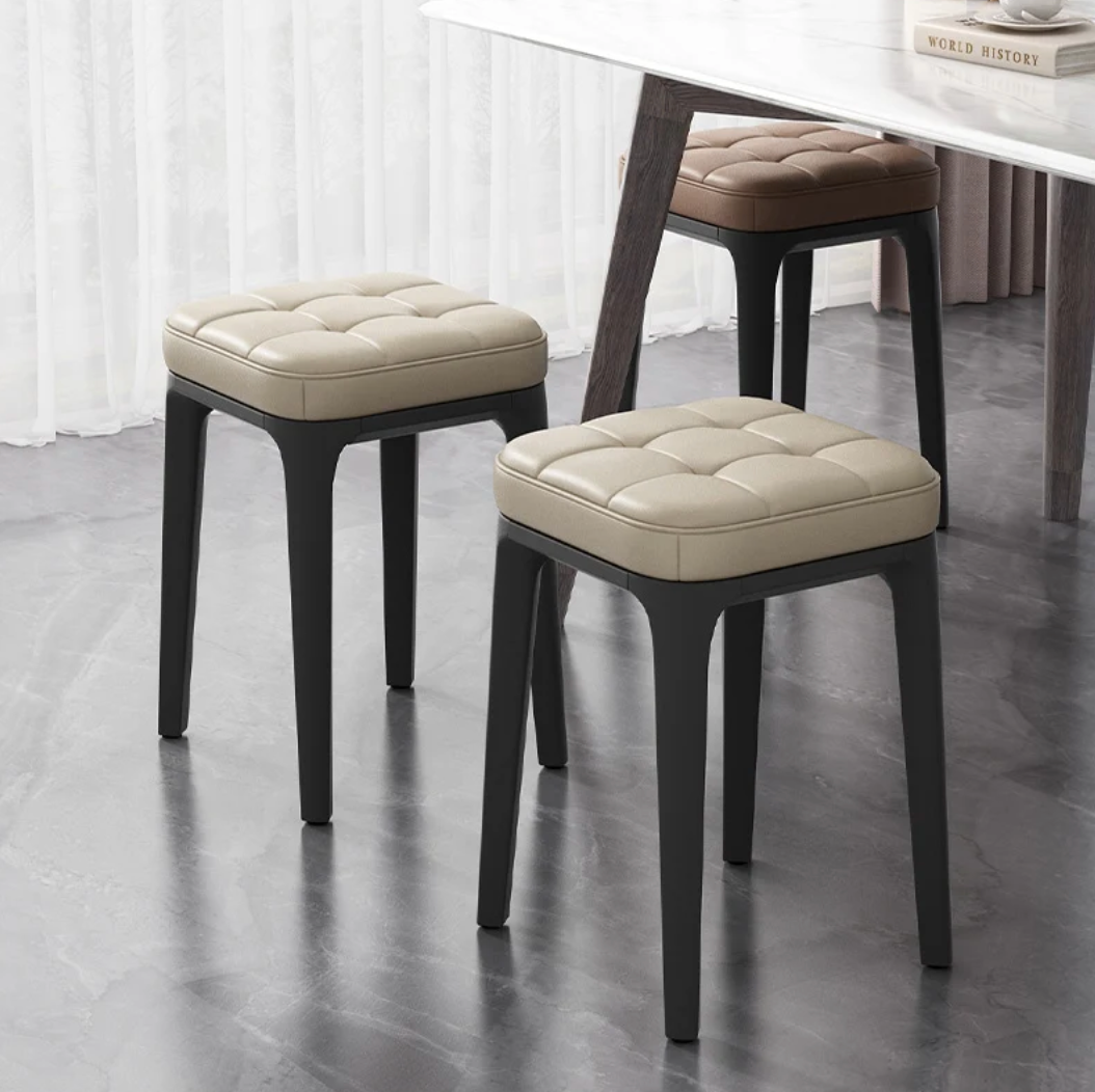 Set van 2 Gestoffeerde Kunstleren Barkrukken – Voor Keukeneiland of Bar – Compact en Comfortabel – Grijs, Oranje of Donker Wit