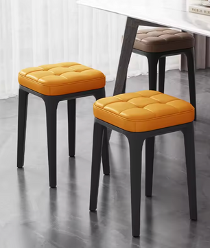 Set van 2 Gestoffeerde Kunstleren Barkrukken – Voor Keukeneiland of Bar – Compact en Comfortabel – Grijs, Oranje of Donker Wit