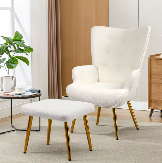 Fauteuil met Kruk – Witte Lamswollen Bekleding & Gouden Poten, Modern en Comfortabel