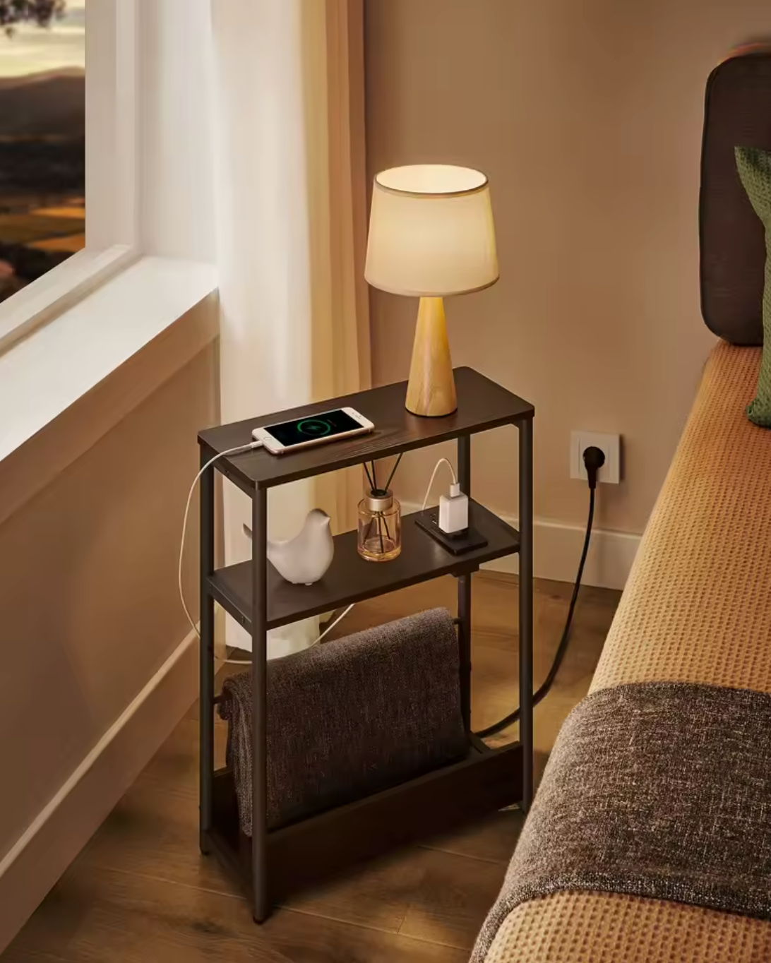 Bijzettafel met USB Laadstation – 3 Planken & Tijdschrifthouder