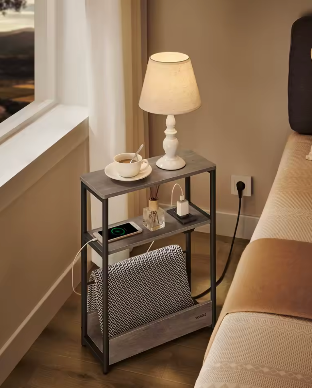 Bijzettafel met USB Laadstation – 3 Planken & Tijdschrifthouder