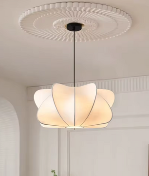 Minimalistische Zijde Hanglamp – Moderne Witte Kroonluchter met Crossover Lampenkap
