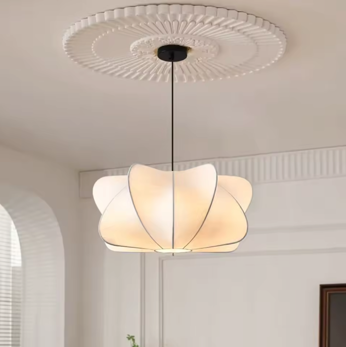Minimalistische Zijde Hanglamp – Moderne Witte Kroonluchter met Crossover Lampenkap