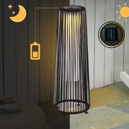 Rotan Vloerlamp op Zonne-energie – Zwarte Buitenlamp met Automatische Lichtbediening