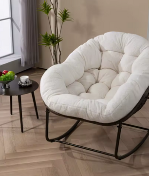 Rotan Schommelstoel met Kussen – Outdoor Fauteuil met Stalen Frame & Witte Bekleding