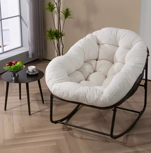 Rotan Schommelstoel met Kussen – Outdoor Fauteuil met Stalen Frame & Witte Bekleding