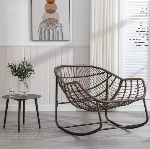 Rotan Schommelstoel met Kussen – Outdoor Fauteuil met Stalen Frame & Witte Bekleding