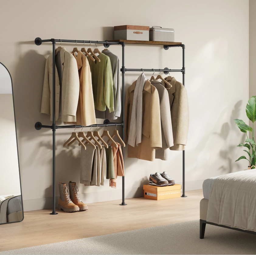 Wandgemonteerde Open Kledingkast – Industrieel Design met Planken en Kledingroedes