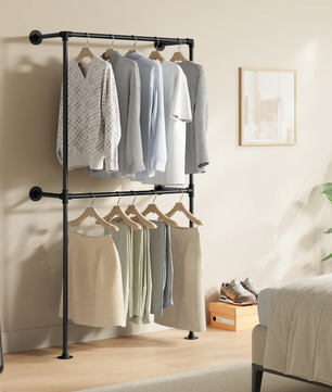 Wandgemonteerde Open Kledingkast – Industrieel Design met Planken en Kledingroedes