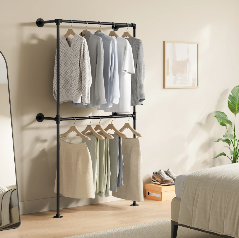 Wandgemonteerde Open Kledingkast – Industrieel Design met Planken en Kledingroedes