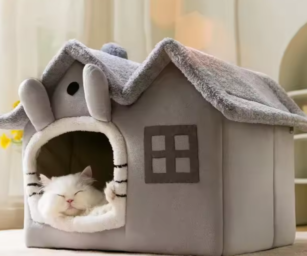 Houten kattenhuis met balkon – 2 verdiepingen voor binnen & buiten