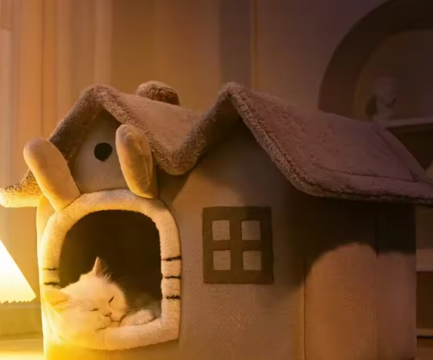 Houten kattenhuis met balkon – 2 verdiepingen voor binnen & buiten