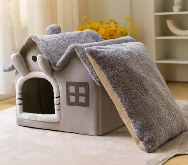 Houten kattenhuis met balkon – 2 verdiepingen voor binnen & buiten