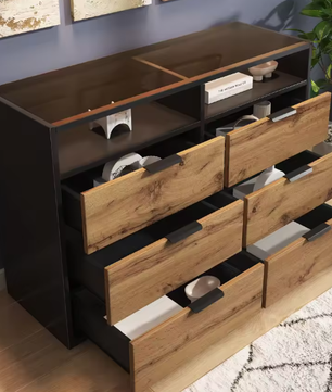 Modern amberkleurig glazen dressoir met metalen handgrepen, 6 lades en 2 open vakken – Elegante kast met eiken afwerking