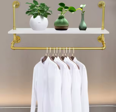 Gouden Kledingrek Aan De Muur – Industriële Pijp met Planken & Kaststangen