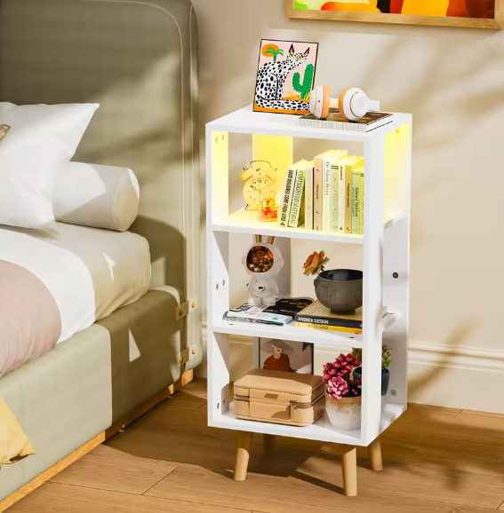 Moderne 4-laags Boekenplank en Nachtkastje – Open Plank Organizer met Lades, Gouden Handgrepen, Lichtstrip en Stopcontact voor Compacte Ruimtes