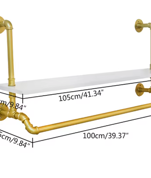 Gouden Muurkledingrek met Planken – Industriële Opberger voor Kleding en Decoratie