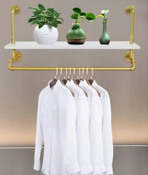Gouden Muurkledingrek met Planken – Industriële Opberger voor Kleding en Decoratie