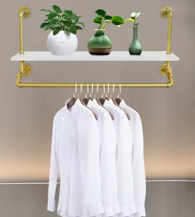 Gouden Muurkledingrek met Planken – Industriële Opberger voor Kleding en Decoratie