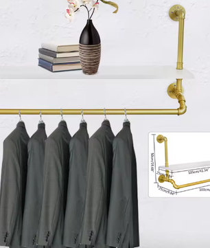 Gouden Muurkledingrek met Planken – Industriële Opberger voor Kleding en Decoratie