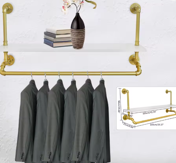 Gouden Muurkledingrek met Planken – Industriële Opberger voor Kleding en Decoratie